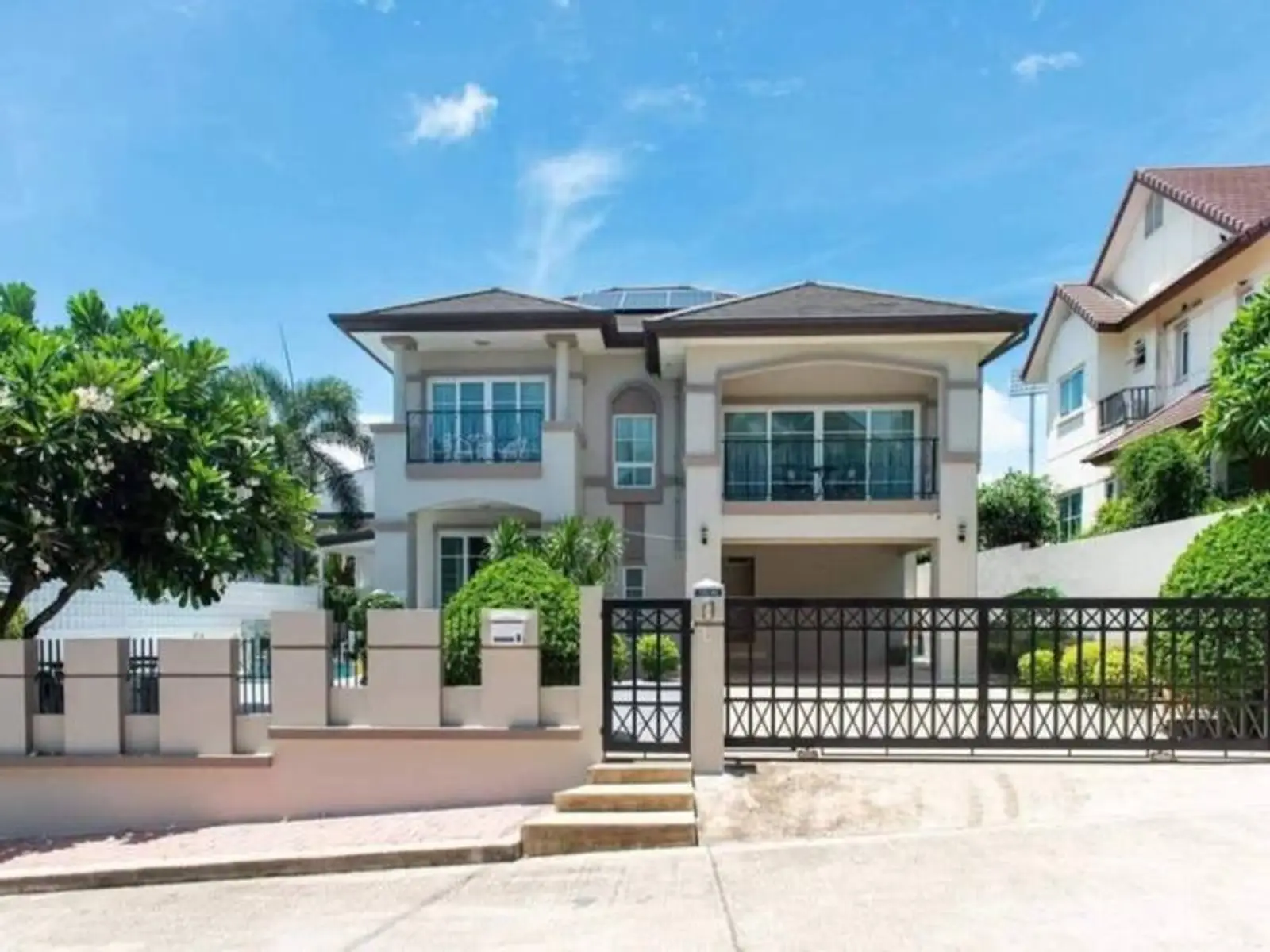 Villa avec piscine 4 chambres à vendre ou à louer — East Pattaya, Pattaya
