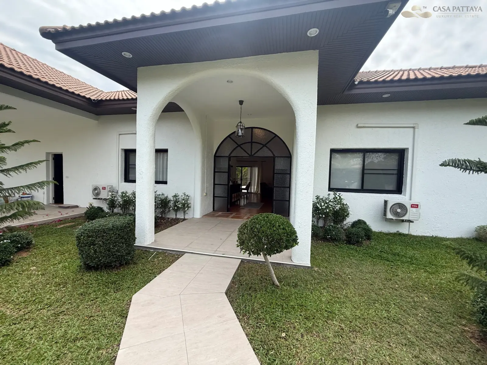 Villa avec piscine 4 chambres à vendre ou à louer — Mabprachan, Pattaya
