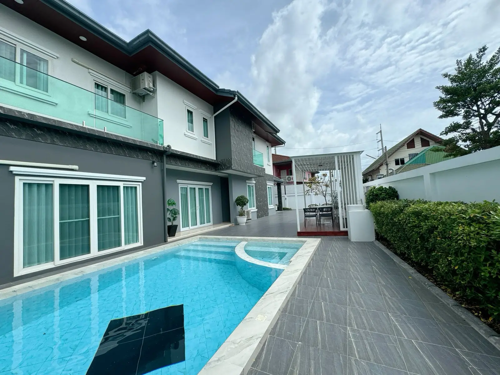 Maison 4 chambres à vendre ou à louer — Mabprachan, Pattaya
