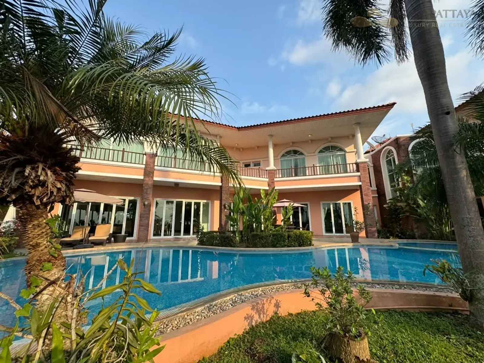 Villa avec piscine 4 chambres à vendre ou à louer — Huai Yai, Pattaya