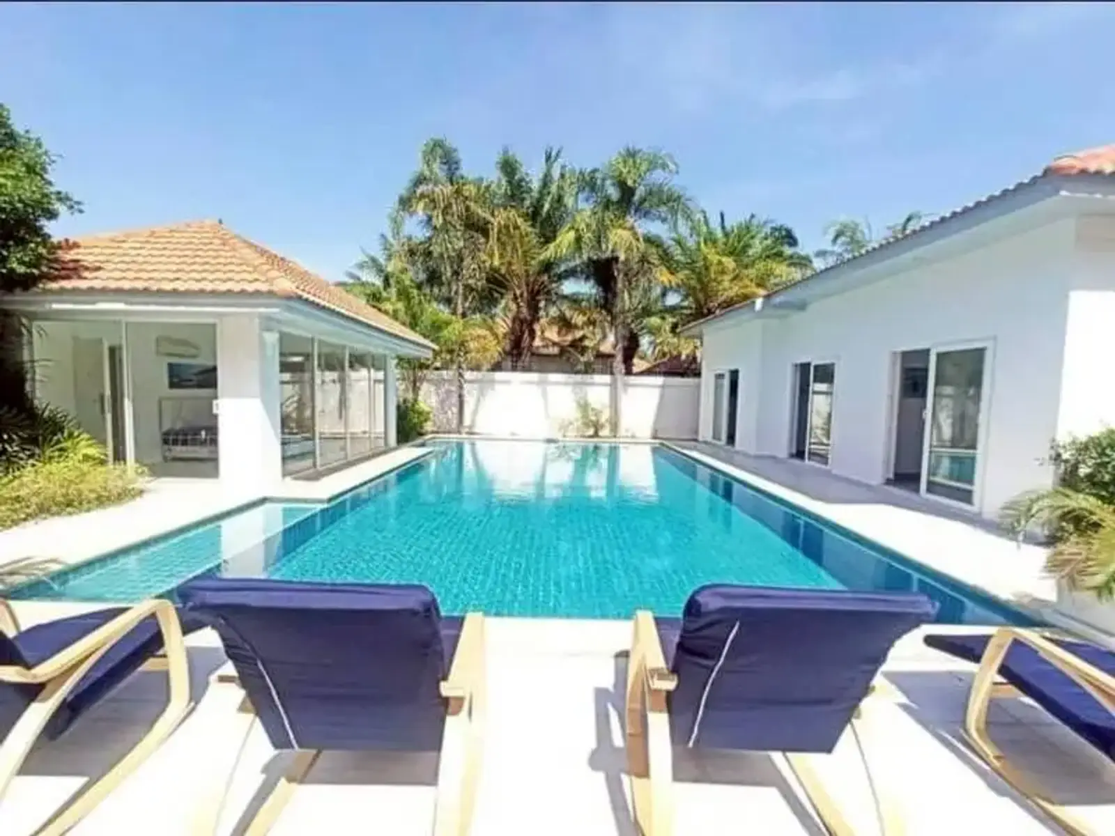 Villa avec piscine 10 chambres front de mer à vendre ou à louer — Pratamnak, Pattaya