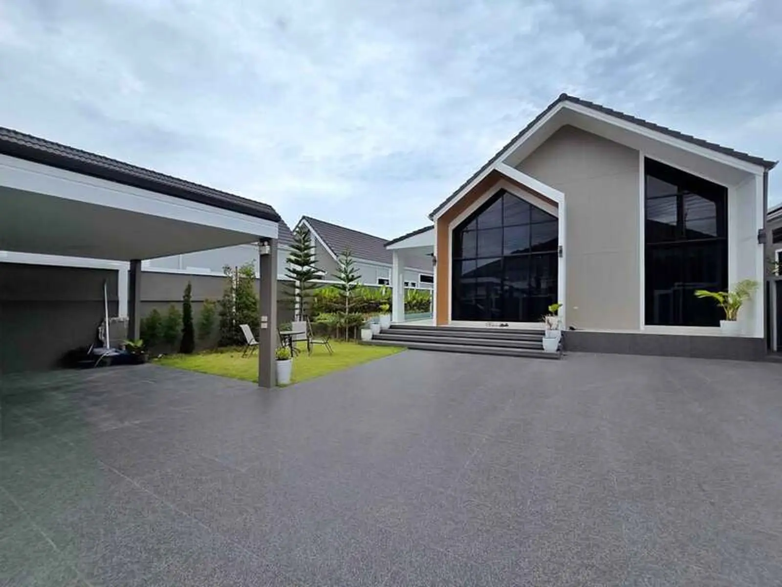 Villa avec piscine 5 chambres à vendre — Mabprachan, Pattaya