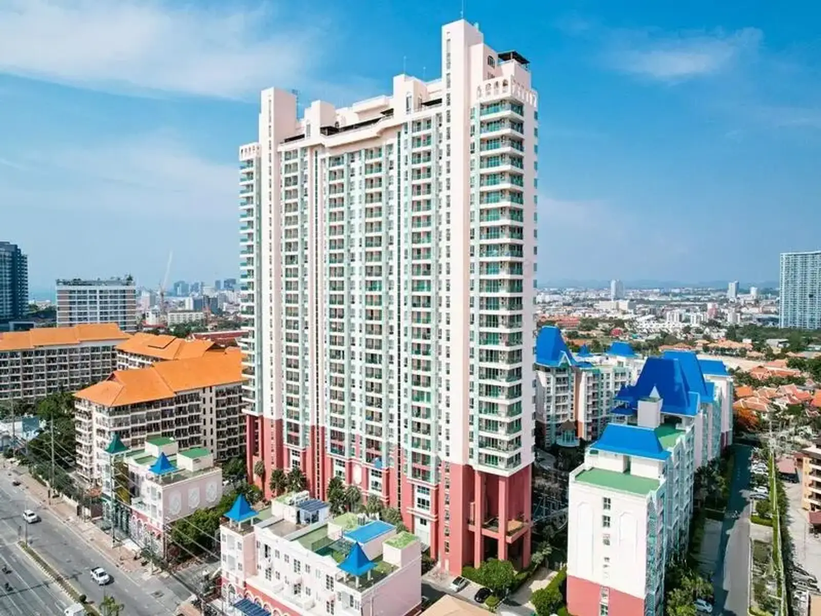 Condo 2 chambres à louer — Pratamnak, Pattaya