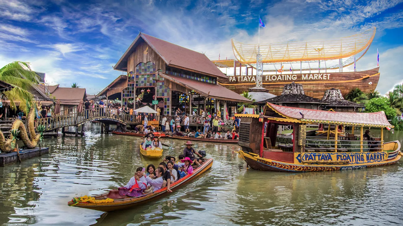 Marché flottant de Pattaya, barques chargées de fruits et d'artisanat le long des canaux