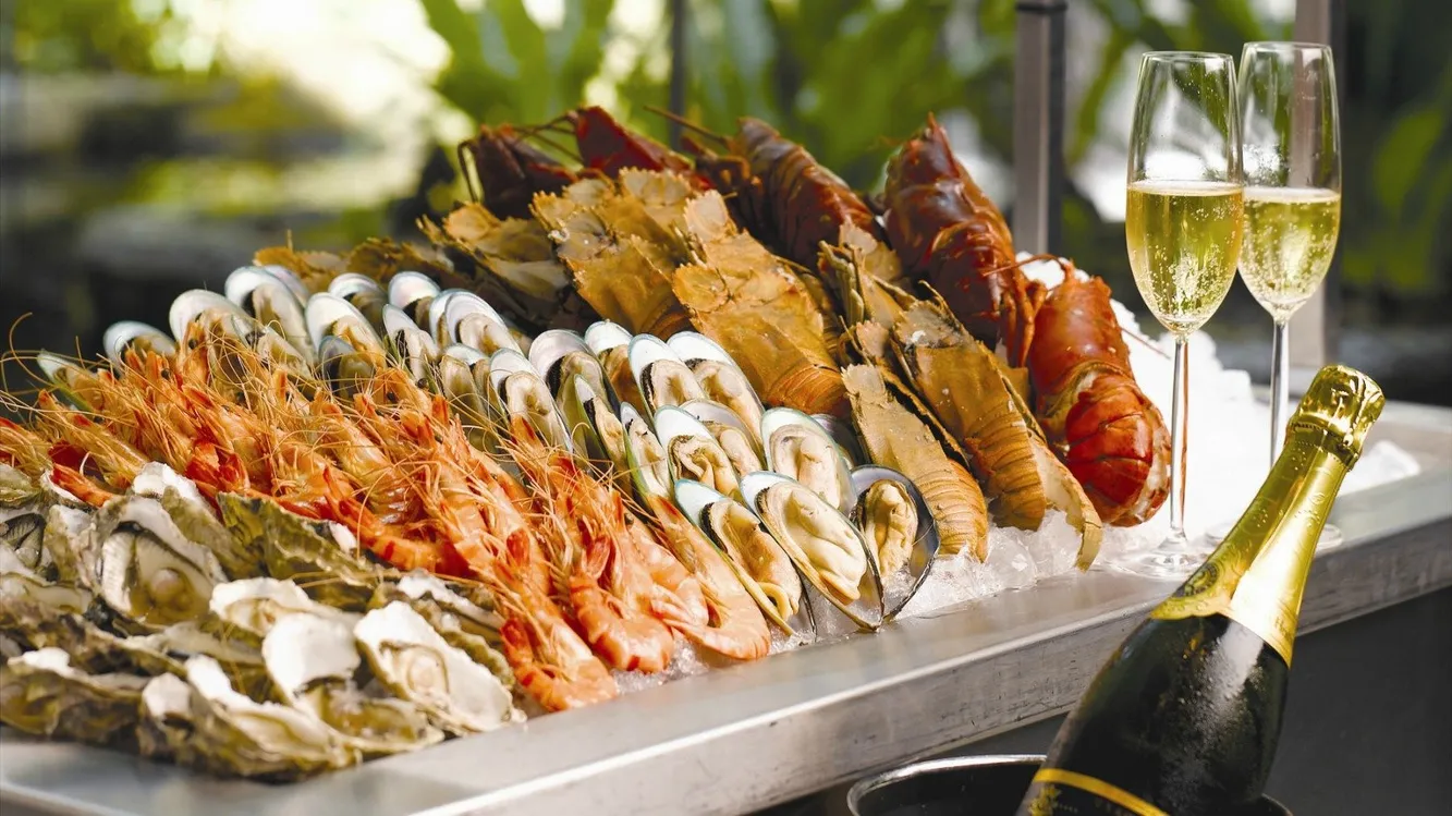 Étal de fruits de mer frais dans un restaurant de bord de plage à Jomtien