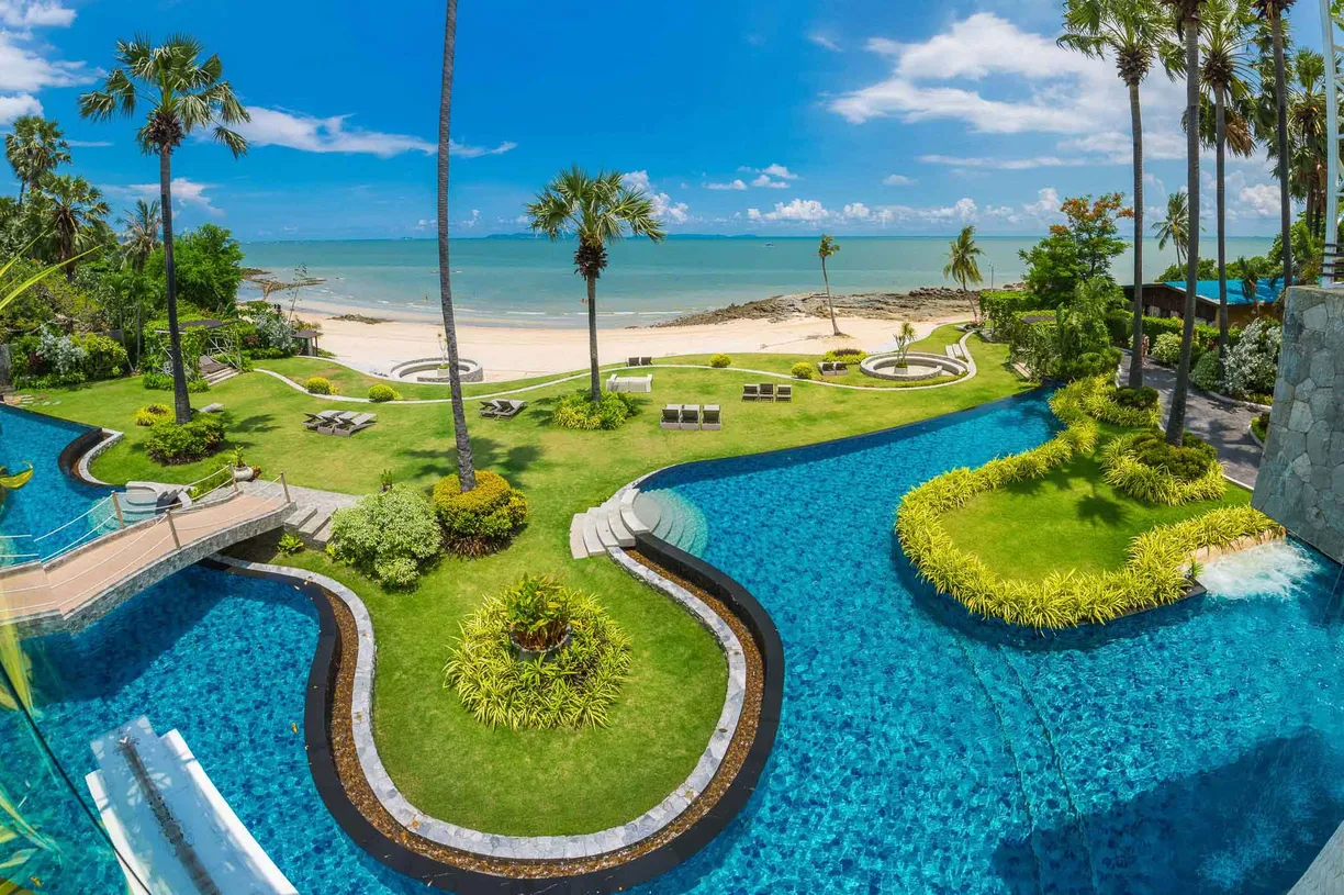 Wong Amat Beach, plage de sable clair bordée de cocotiers au nord de Pattaya